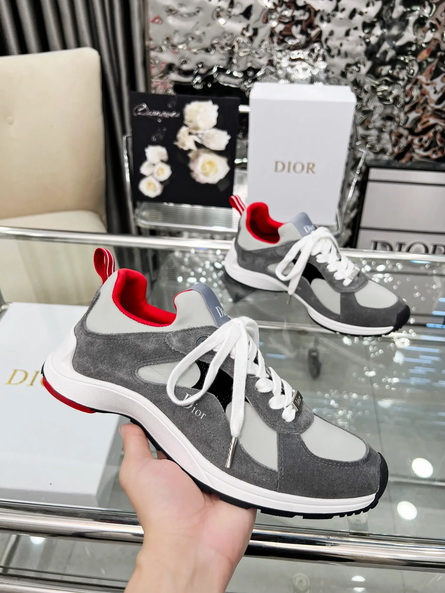 Men's shoes 💰540 Dior, the latest Star series on the show, this Dior Star dad sneaker is a new product for the fall of 2025, enriching the classic series with fashionable retro style. Carefully crafted, these Dad Shoes style shoes can be paired with casual looks all year round and follow the trend of the retro market. The Dior logo on the tongue also indicates that this pair of shoes is the B30 model! B30 uses fine-textured leather and mesh cloth materials to form a shoe body. There are conspicuous letters CD on both sides of the shoe body to indicate identity. The multiple lines on the shoe body outline the details, making the shoes look less monotonous and full of retro three-dimensionality! Code number: 40-46 Color: four colors